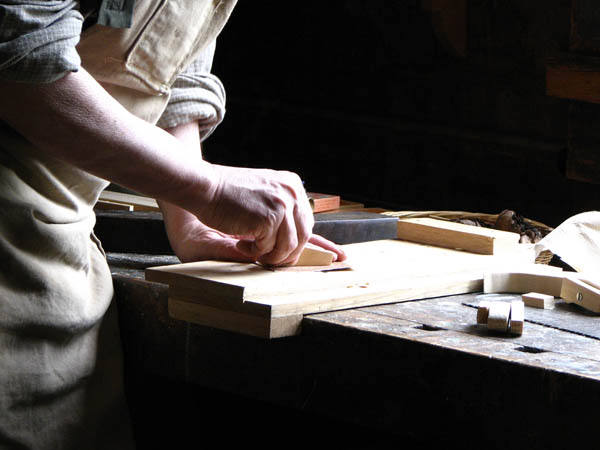 Ofrecemos un servicio de <strong>carpintería  de madera y ebanistería en Azagra</strong> adaptado a las necesidades del <strong>cliente</strong>.